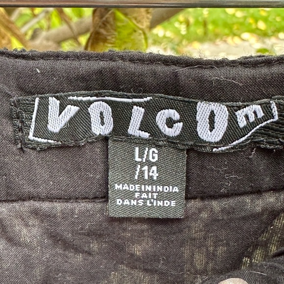 Women’s Volcom skirt - Picture 2 of 2